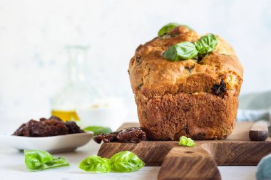 Kurutulmuş domates, mozzarella ve fesleğen ile tuzlu somun kek. Seçici odaklama.