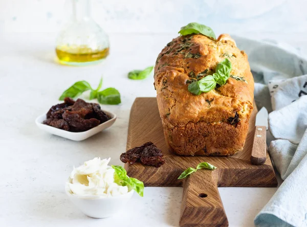 Torta Salata Con Pomodori Secchi Mozzarella Basilico Focus Selettivo — Foto Stock