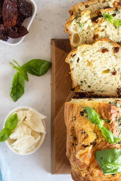 Kryddlimpa Tårta Med Torkade Tomater Mozzarella Och Basilika Selektivt Fokus — Stockfoto