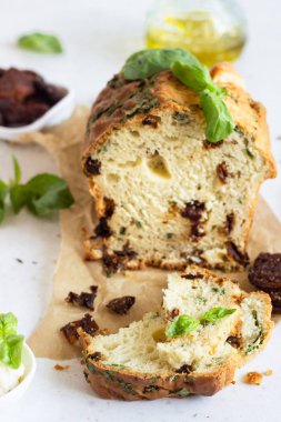 Kurutulmuş domates, mozzarella ve fesleğen ile tuzlu somun kek. Seçici odaklama.