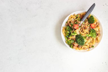 Et soslu makarna, çeri domates ve brokoli. Makarna malzemeleri ile Akdeniz mutfağı - zeytinyağı, brokoli ve domates.