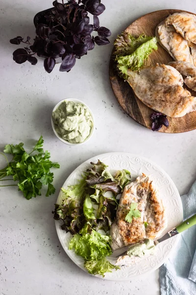 Gegrilde Kipfilet Met Saus Een Witte Plaat Geserveerd Met Groene — Stockfoto