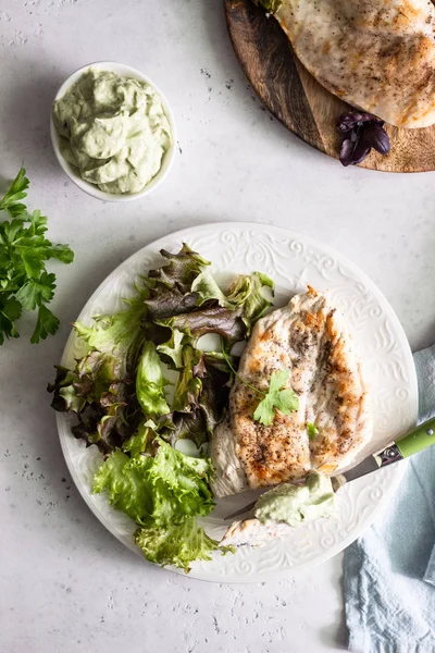 Bife Frango Grelhado Com Molho Prato Branco Servido Com Salada — Fotografia de Stock