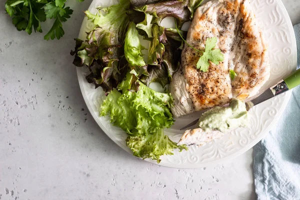 Filete Pollo Parrilla Con Salsa Plato Blanco Servido Con Ensalada — Foto de Stock