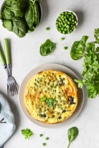 Espinacas Guisantes Verdes Quiche Tarta Pastel Con Ingredientes Frescos Para — Foto de Stock