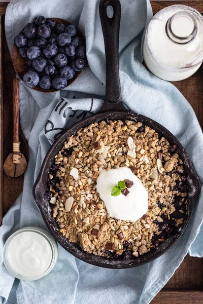 Zabpehely Morzsolódik Öntöttvas Serpenyőben Friss Áfonya Természetes Joghurt Egészséges Táplálkozás — Stock Fotó