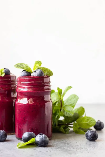 Delicioso Batido Arándanos Con Bayas Frescas Menta Frascos Vidrio Bebida — Foto de Stock