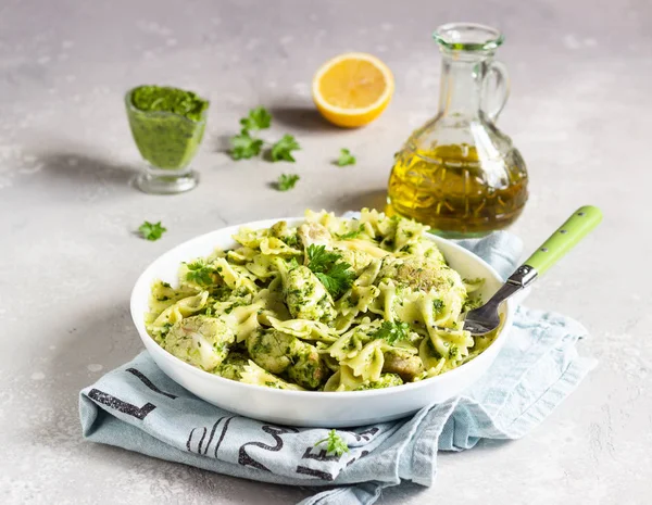 Beyaz bir tabak ta yeşil soslu makarna ve kavurma karnabahar. Kopyalama alanı.