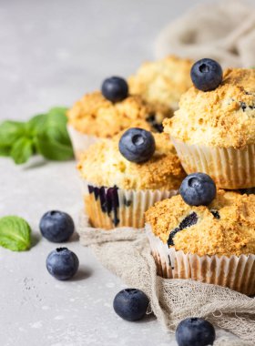 Açık gri taş arka plan taze çilek ve nane yaprakları ile yaban mersini kekler. Kopyalama alanı.