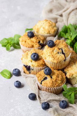 Açık gri taş arka plan taze çilek ve nane yaprakları ile yaban mersini kekler. Kopyalama alanı.