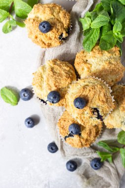 Açık gri taş arka plan taze çilek ve nane yaprakları ile yaban mersini kekler. Kopyalama alanı.