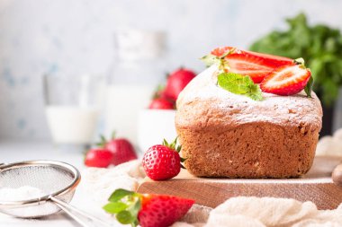 Ahşap tahta üzerinde çilek ve nane ile Pound veya somun kek. Lezzetli yaz tatlısı.
