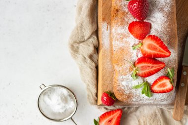 Ahşap tahta üzerinde çilek ve nane ile Pound veya somun kek. Lezzetli yaz tatlısı.