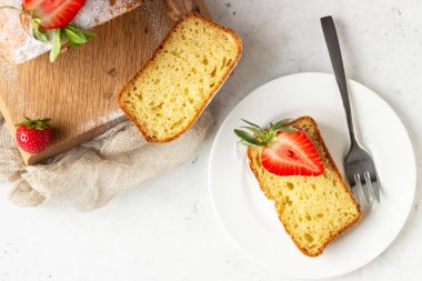 Ahşap tahta üzerinde çilek ve nane ile Pound veya somun kek. Lezzetli yaz tatlısı.