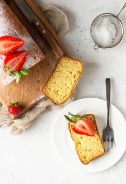 Ahşap tahta üzerinde çilek ve nane ile Pound veya somun kek. Lezzetli yaz tatlısı.