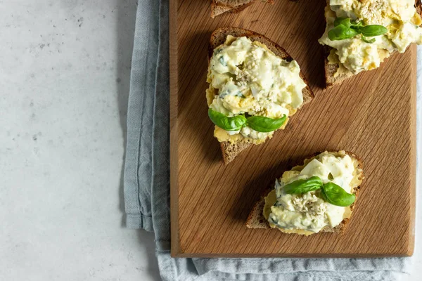 Kanapka Sałatką Jajeczkowa Awokado Hummus Ozdobiona Bazylią Drewnianej Płycie Świeżych — Zdjęcie stockowe