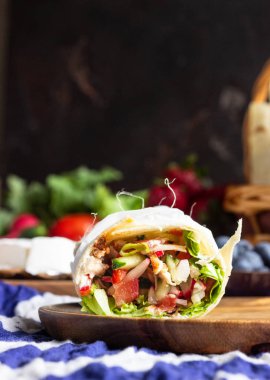 Taze tortilla kavrulmuş tavuk ve sebze, taze meyve suları, çeşitli sebze ve çilek, taze baget ve peynir ile sarar. Piknik için fikirler.