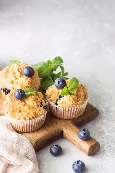 Muffins Mirtilo Com Bagas Frescas Folhas Casa Moeda Uma Tábua — Fotografia de Stock