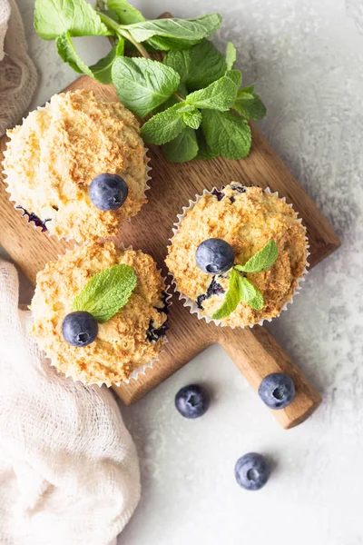 Muffins Mirtilo Com Bagas Frescas Folhas Casa Moeda Uma Tábua — Fotografia de Stock