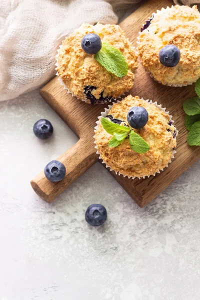 Muffins Aux Myrtilles Avec Des Baies Fraîches Des Feuilles Menthe — Photo