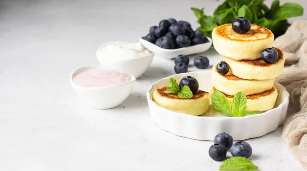 Cottage Cheese Fritters Syrniki Fresh Blueberries Mint Sauce Light Grey — Stock Photo, Image