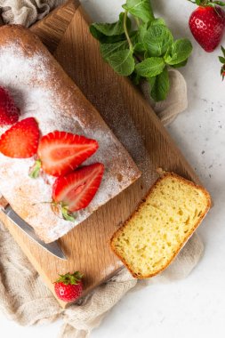Ahşap tahta üzerinde çilek ve nane ile Pound veya somun kek. Lezzetli yaz tatlısı.