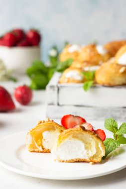 Profiteroles (choux la crme) - Fransız choux pasta topları taze çilek, nane ve kahve fincan ile süzme peynir ve krema ile dolu.
