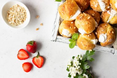 Profiteroles (choux la crme) - Fransız choux pasta topları taze çilek, nane ve kahve fincan ile süzme peynir ve krema ile dolu.