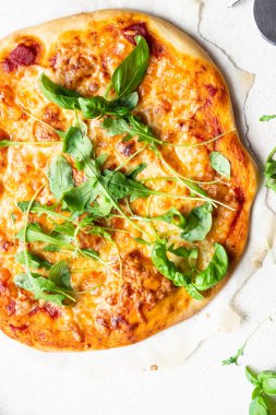 Pizza Margherita taze arugula ile (rucola) ve bir pişirme taşı üzerinde mozzarella. İtalyan pizzası.