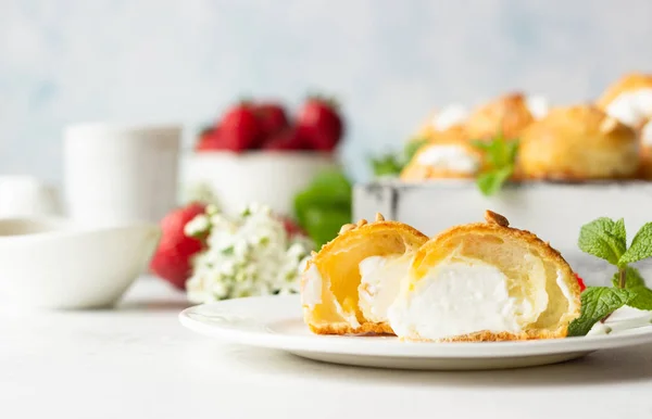 Profiteroles Choux Crme Franse Choux Gebak Ballen Gevuld Met Kwark — Stockfoto