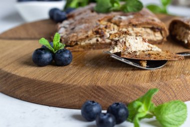 Taze yaban mersini ve nane ile şeker olmadan dolum süzme peynir ile Glutensiz el turta. Sağlıklı tatlı, pasta.