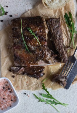 Otlar ve baharatlar ile Rosto sığır eti arugula, domates ve pişirme taş taze ekmek ile servis edilir. Üstte görüntü.