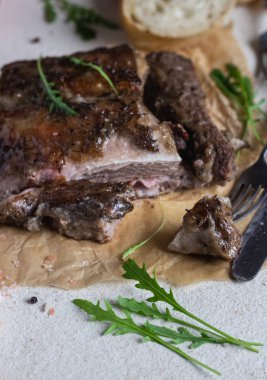 Otlar ve baharatlar ile Rosto sığır eti arugula, domates ve pişirme taş taze ekmek ile servis edilir. Üstte görüntü.