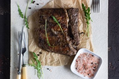 Otlar ve baharatlar ile Rosto sığır eti arugula, domates ve pişirme taş taze ekmek ile servis edilir. Üstte görüntü.