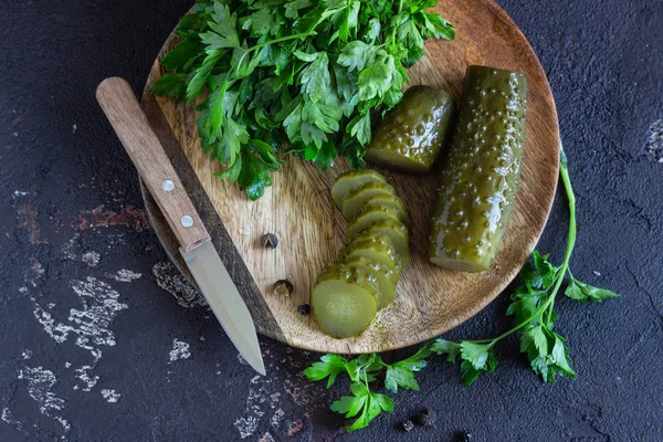 Verse Oogst Van Komkommers Houten Plank Met Peterselie Peper Selectieve — Stockfoto