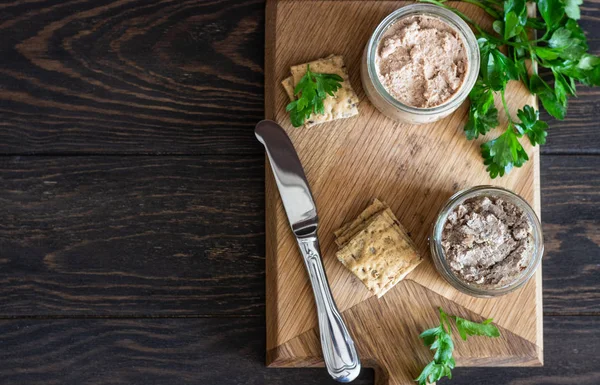 Pate Fígado Caseiro Fresco Frasco Vidro Com Biscoitos Multigrãos Salsa — Fotografia de Stock