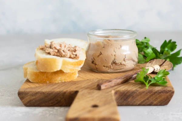 Pate Fígado Frasco Vidro Com Pão Fresco Salsa Uma Placa — Fotografia de Stock