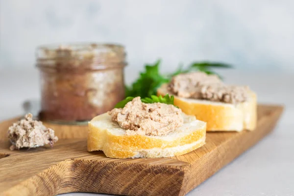 Pate Fígado Frasco Vidro Com Pão Fresco Salsa Uma Placa — Fotografia de Stock