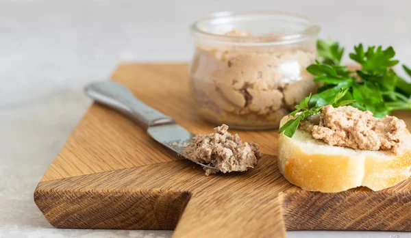 Paté Hígado Frasco Vidrio Con Pan Fresco Perejil Una Tabla — Foto de Stock