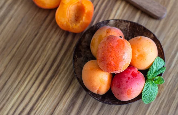 Köstliche Reife Aprikosen Einer Hölzernen Schüssel Auf Einem Holzschneidebrett — Stockfoto