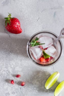 Çilek limonata (çilek, nar, biberiye ve kireç) açık gri arka plan için Malzemeler. Kopya alanı. Üst görünüm, dikey kompozisyon.