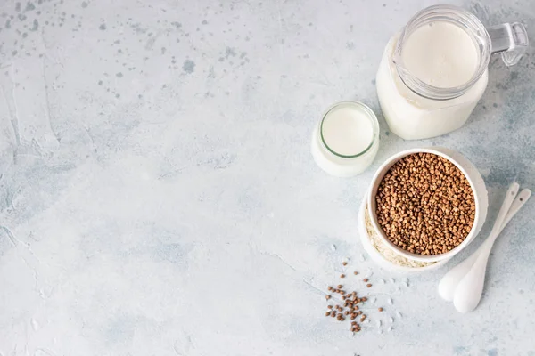 Φαγόπυρο Και Ρύζι Λευκά Μπολ Και Κανάτα Γάλα Υγιεινό Πρωινό — Φωτογραφία Αρχείου