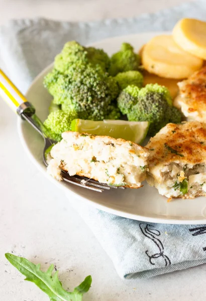 Heerlijke Koteletten Vis Vlees Met Broccoli Aardappelen Saus Een Bord — Stockfoto