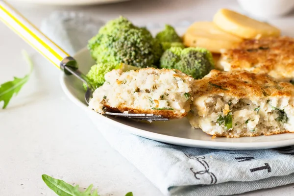 Heerlijke Koteletten Vis Vlees Met Broccoli Aardappelen Saus Een Bord — Stockfoto
