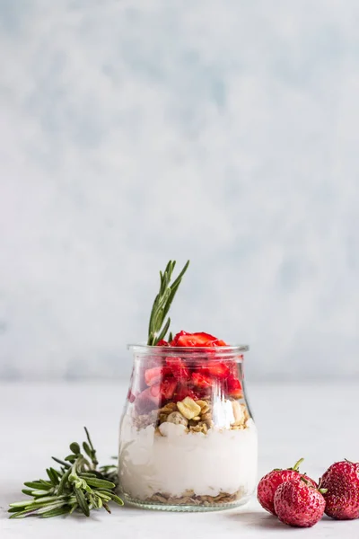 Reggeli Joghurttal Granola Friss Eper Egy Kőműves Jar Egy Könnyű — Stock Fotó