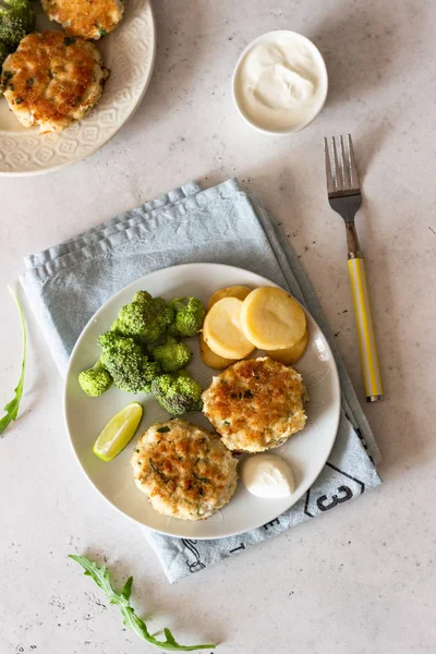 Heerlijke Koteletten Vis Vlees Met Broccoli Aardappelen Saus Een Bord — Stockfoto