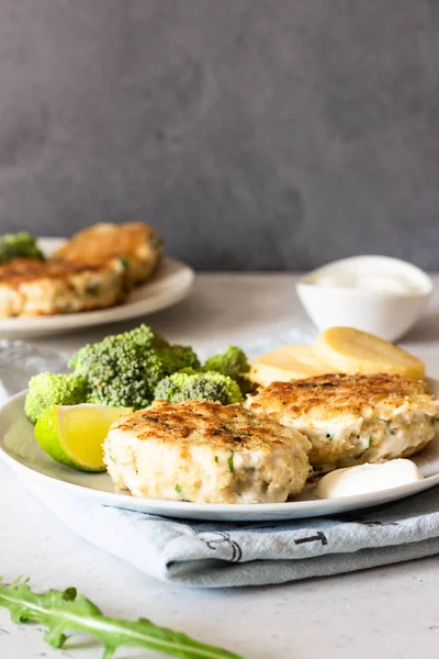 Heerlijke Koteletten Vis Vlees Met Broccoli Aardappelen Saus Een Bord — Stockfoto