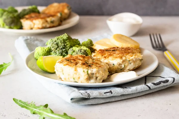 Heerlijke Koteletten Vis Vlees Met Broccoli Aardappelen Saus Een Bord — Stockfoto