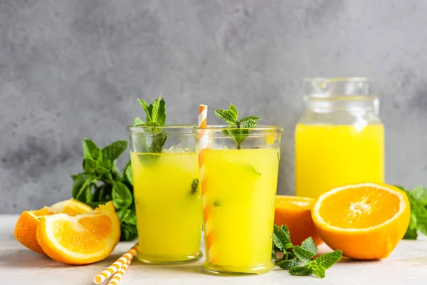Orangenlimonade Glas Mit Frischer Orange Und Minze Über Hellgrauem Steintisch — Stockfoto