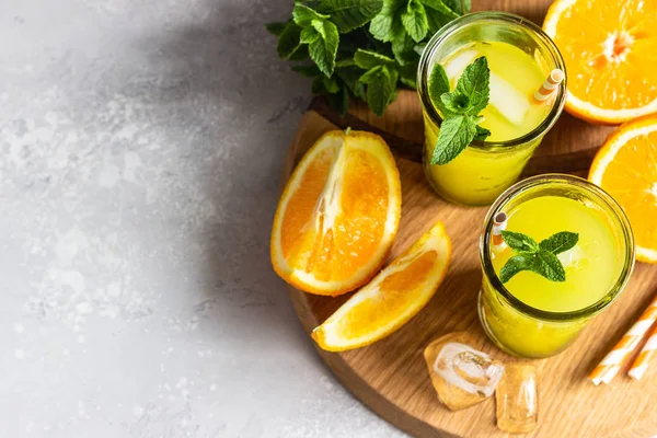 Orangenlimonade Glas Mit Frischer Orange Und Minze Über Hellgrauem Steintisch — Stockfoto